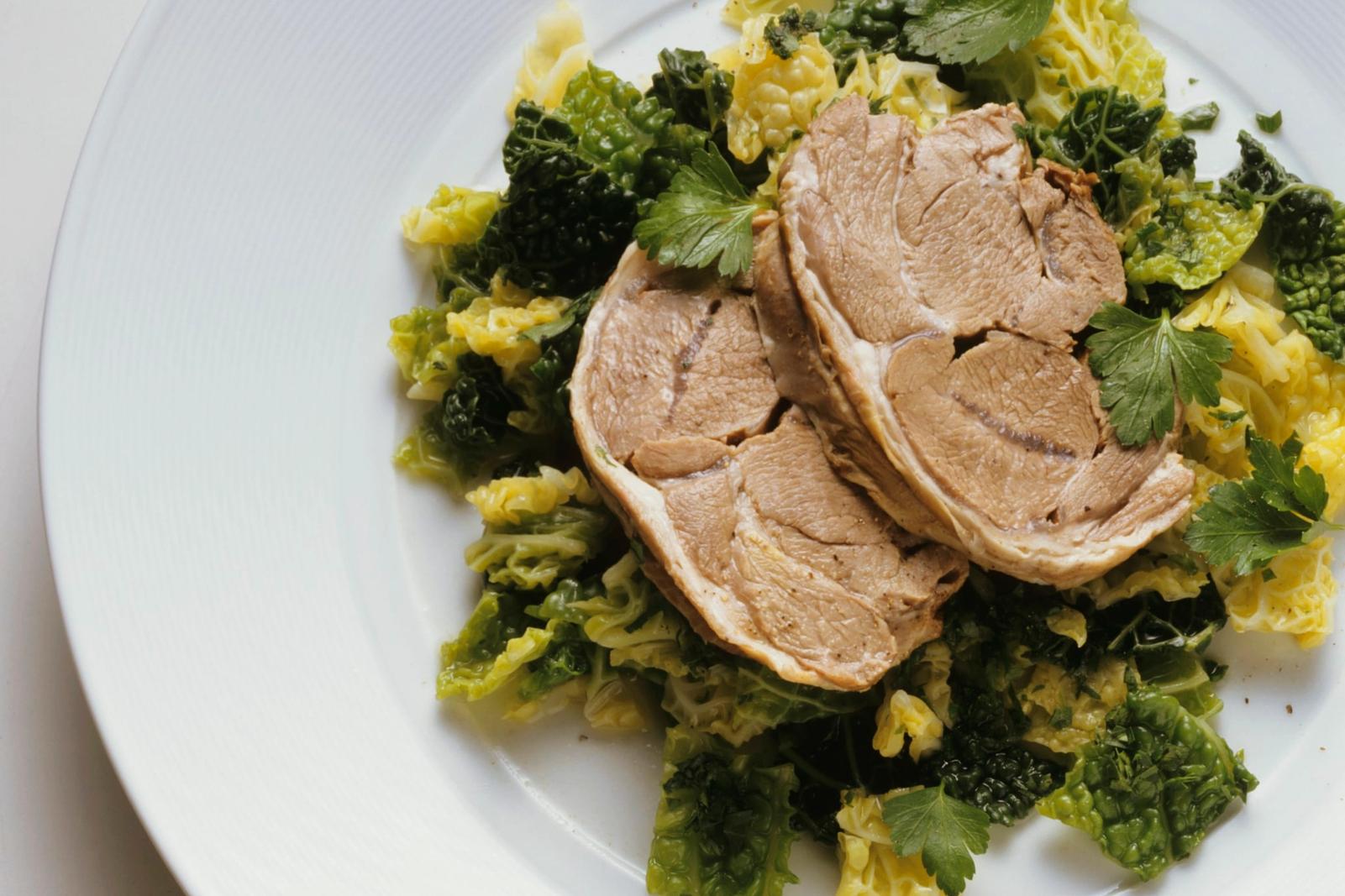 Épaule d'agneau bouillie sur chou de Savoie