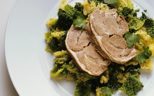 Épaule d'agneau bouillie sur chou de Savoie