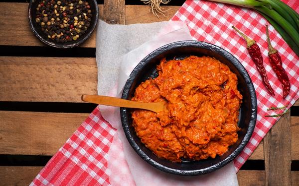 Ajvar paprika - condiment à base d'aubergines et de poivrons