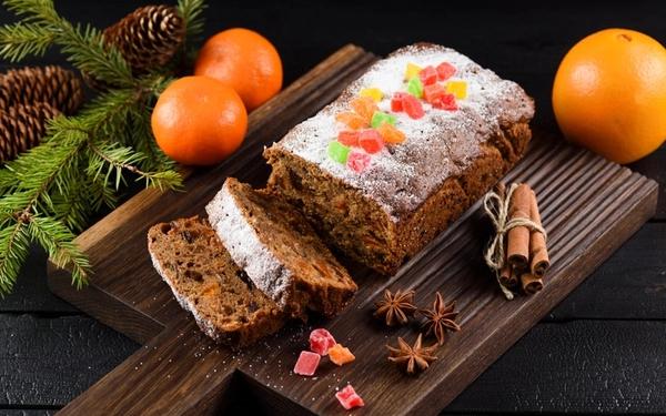 Gâteau aux fruits confits et sucre glace