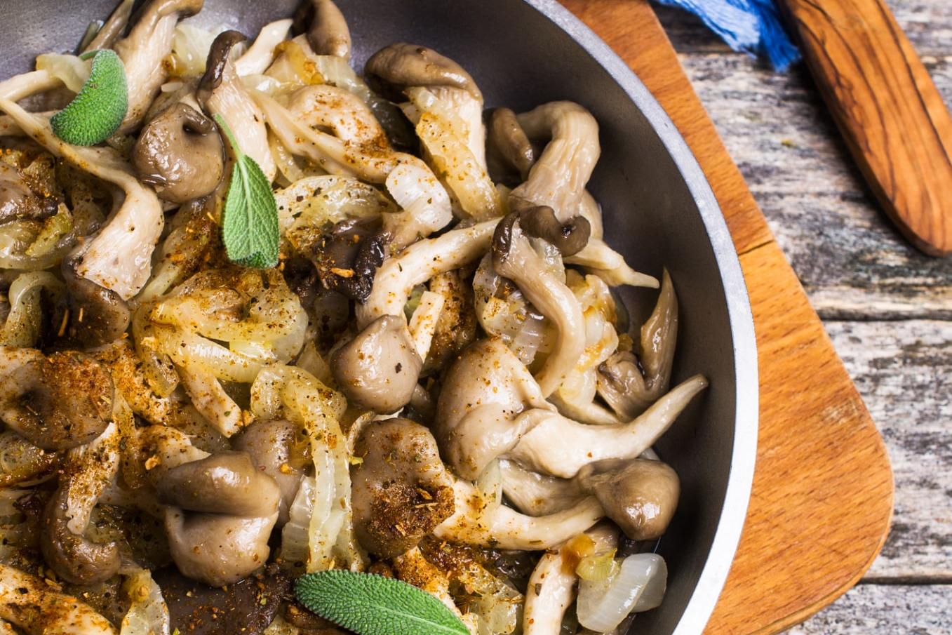 Pleurotes sautées aux oignons et à la sauge