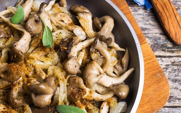 Pleurotes sautées aux oignons et à la sauge