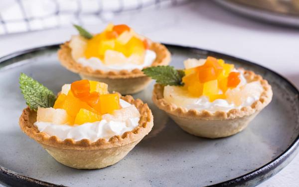 Tartelettes à la crème fouettée à l’ananas et à la papaye en conserve