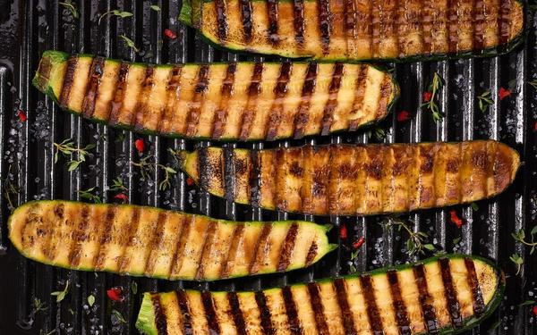 Courgettes grillées tranchées avec piment et épices