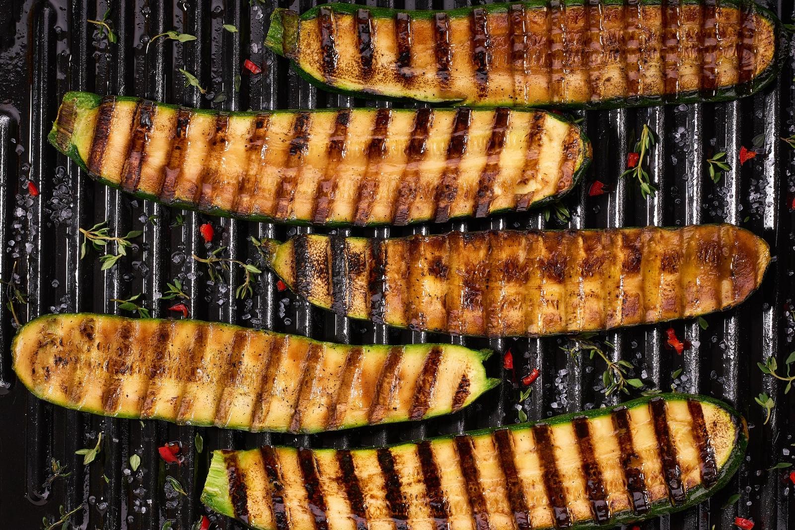 Courgettes grillées tranchées avec piment et épices