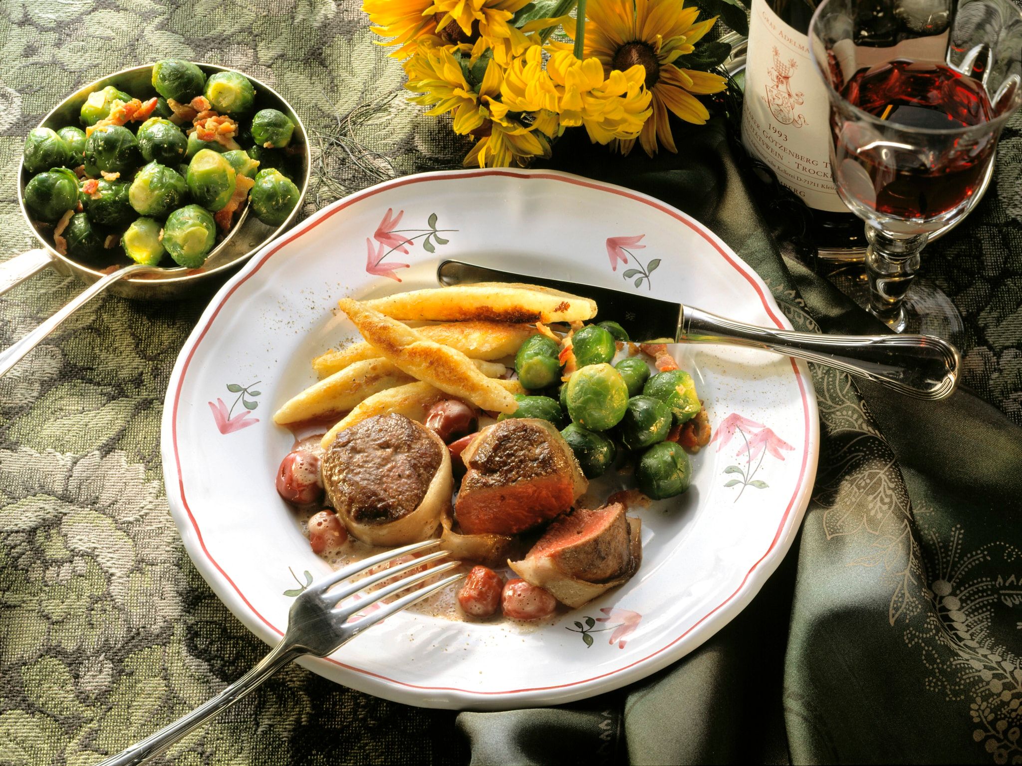 Médaillons de venaison (cerf) avec nouilles de pommes de terre et choux de Bruxelles
