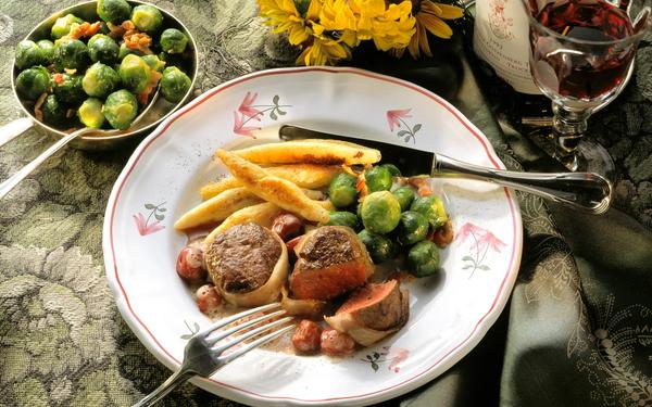 Médaillons de venaison (cerf) avec nouilles de pommes de terre et choux de Bruxelles