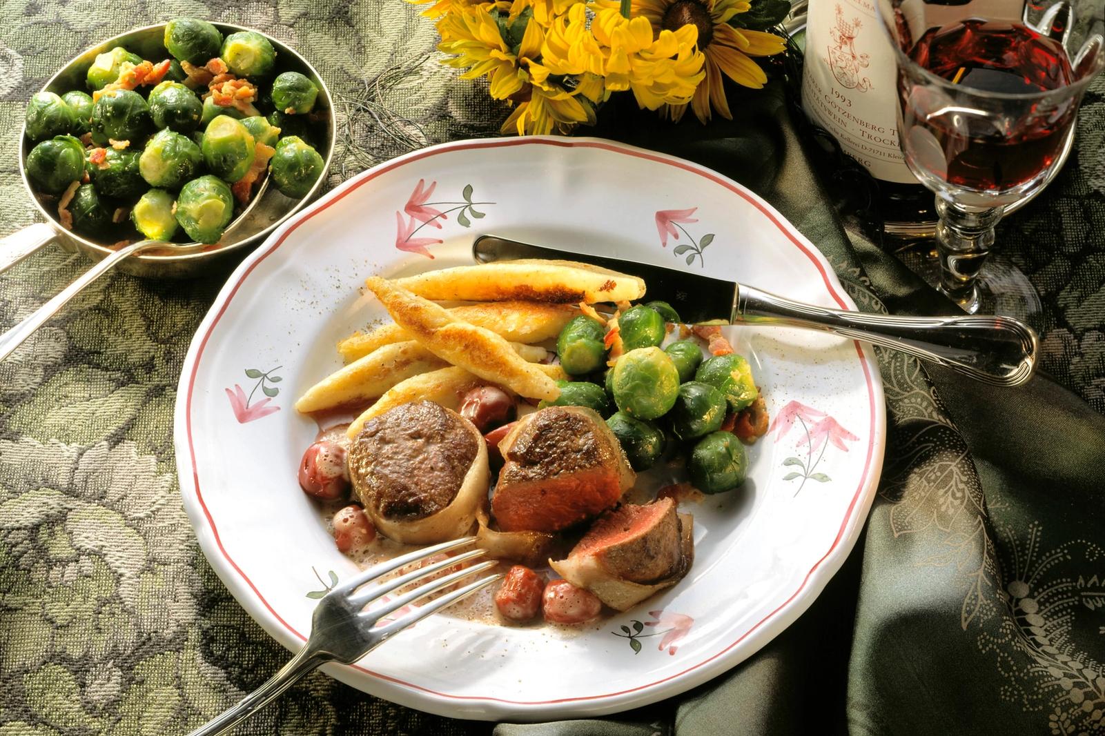 Médaillons de venaison (cerf) avec nouilles de pommes de terre et choux de Bruxelles