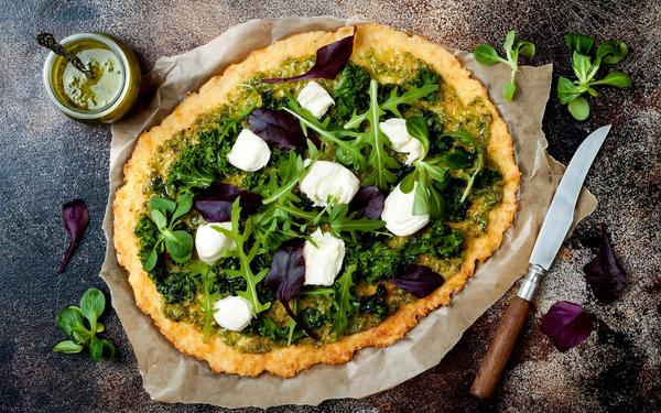Pizza au pesto, chou frisé, mozzarella et mâche