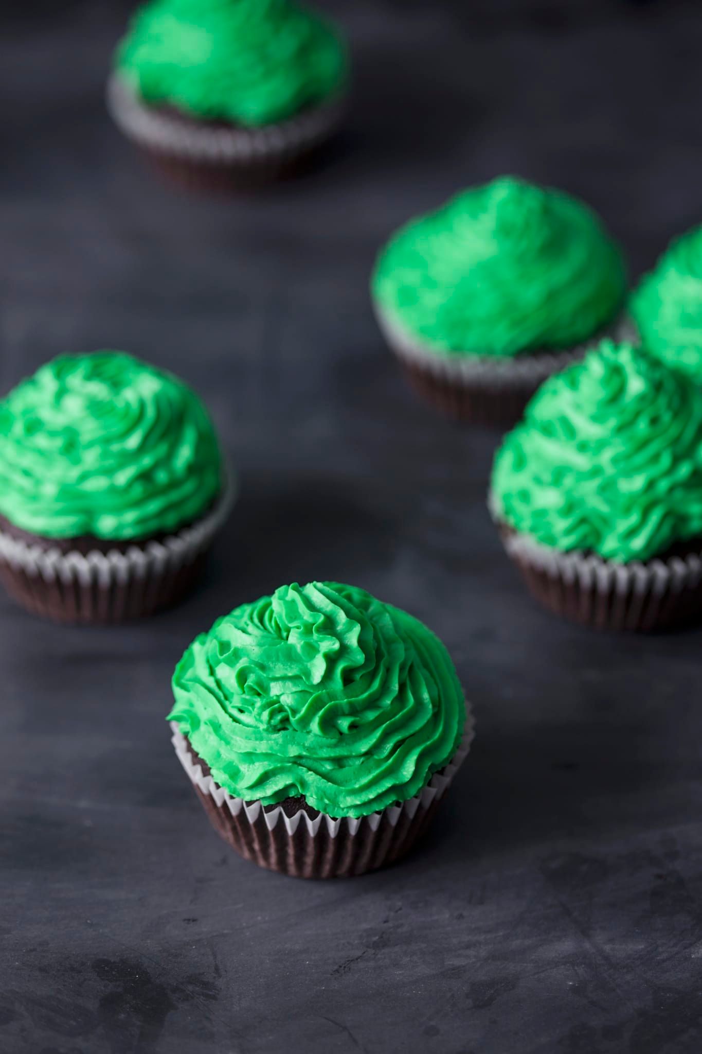 Cupcakes à la crème au beurre verte pour la Saint-Patrick