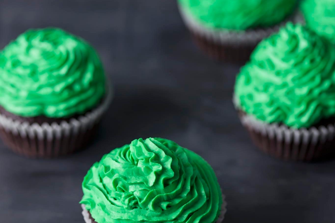 Cupcakes à la crème au beurre verte pour la Saint-Patrick