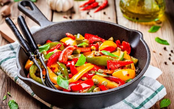 Peperonata aux poivrons grillés, câpres et basilic