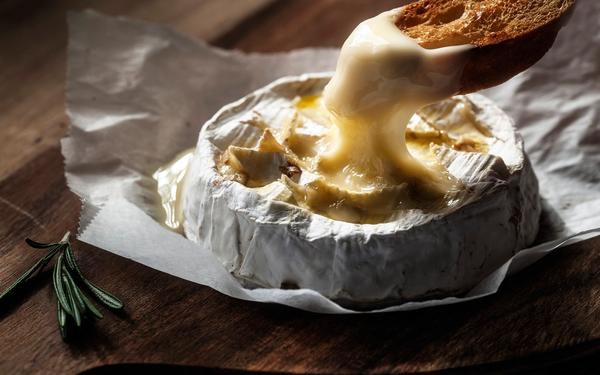 Camembert cuit au four