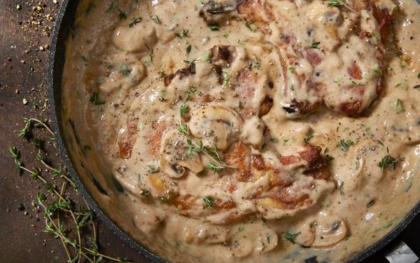 Côtelettes de porc braisées dans une sauce crémeuse aux champignons