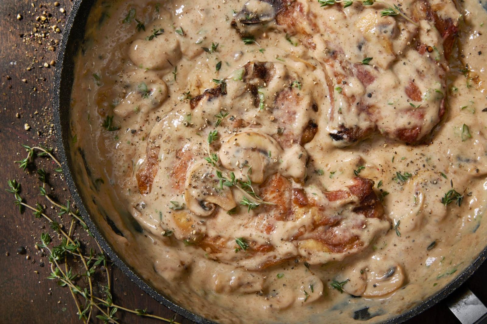 Côtelettes de porc braisées dans une sauce crémeuse aux champignons