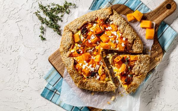 Galette rustique à la courge, oignons caramélisés, fromage frais, thym et feta émiettée