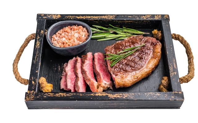 Laisser reposer la viande après cuisson : pourquoi c’est indispensable