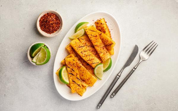 Ananas grillé au chili et au citron vert