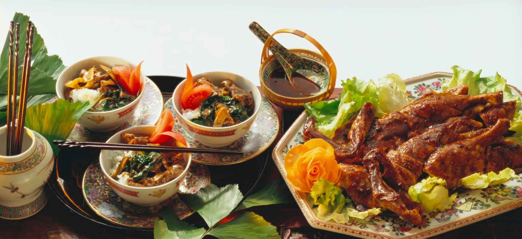 Canard laqué épicé sur lit de laitue et bols de canard au gingembre, riz et légumes