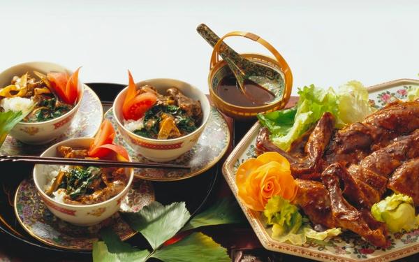 Canard laqué épicé sur lit de laitue et bols de canard au gingembre, riz et légumes