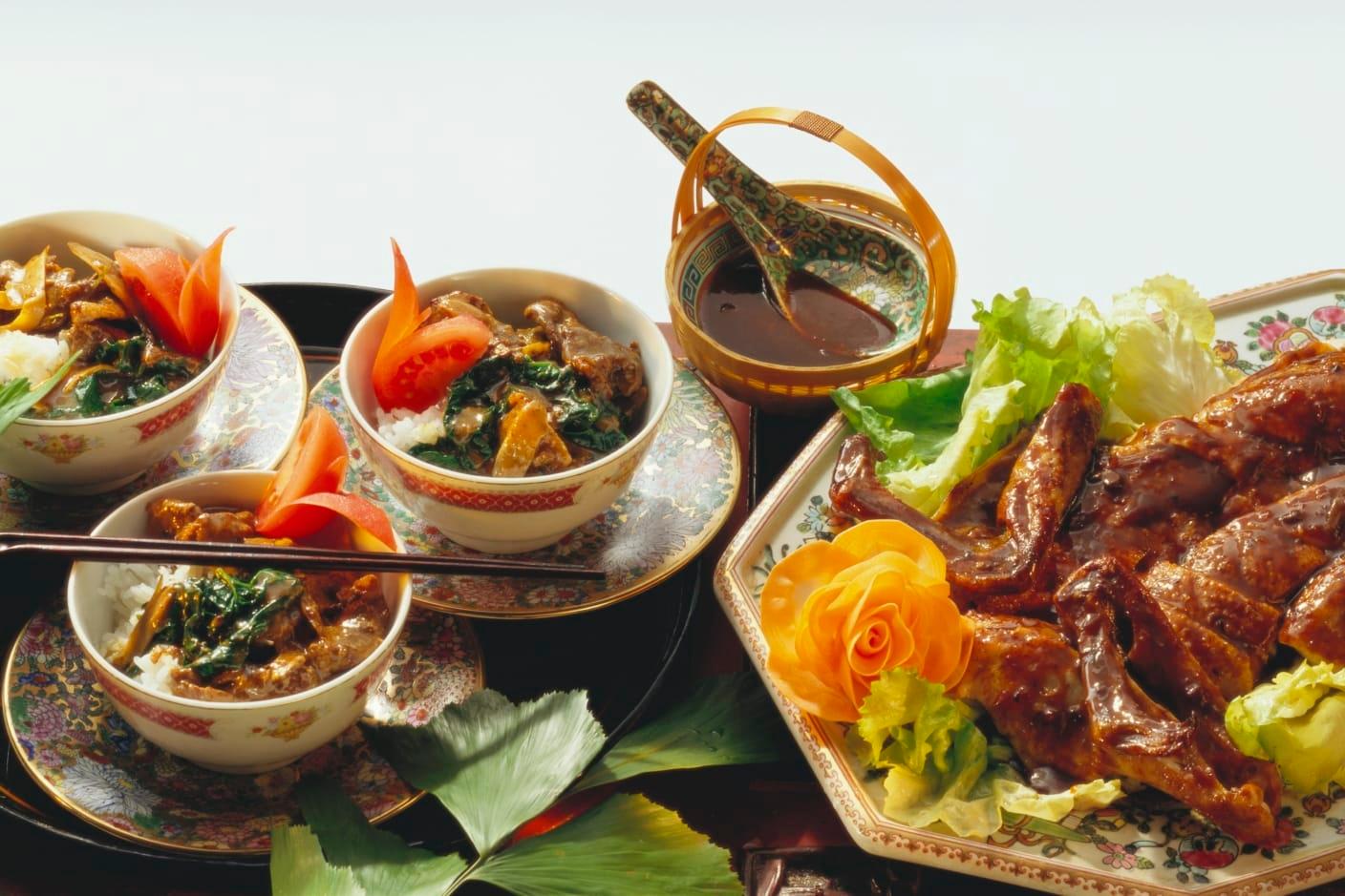 Canard laqué épicé sur lit de laitue et bols de canard au gingembre, riz et légumes