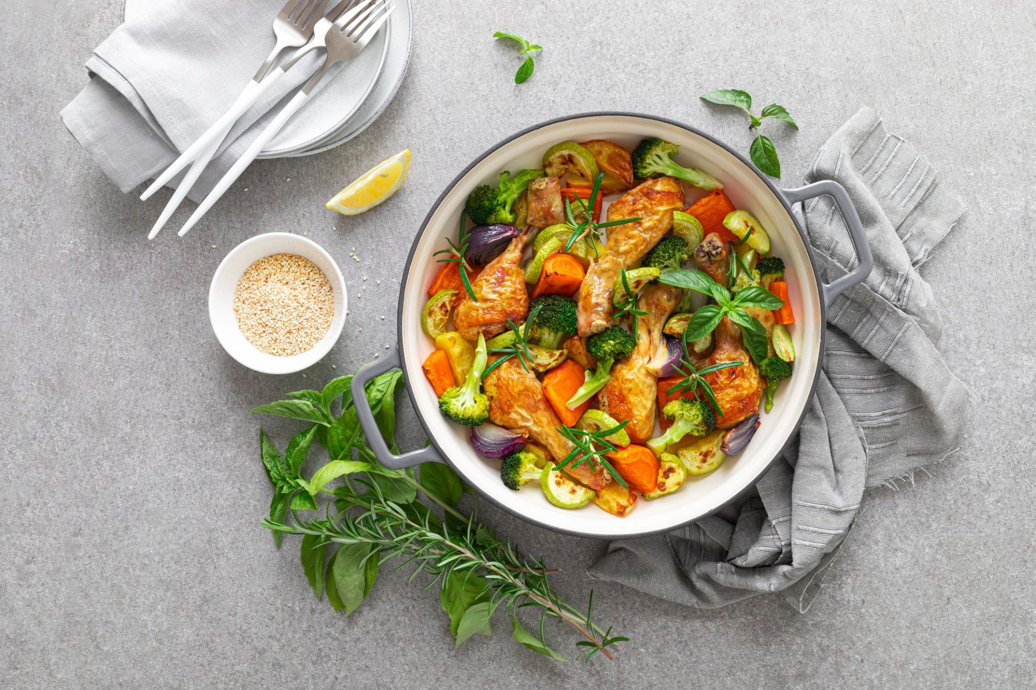 Pilons de poulet rôtis avec légumes