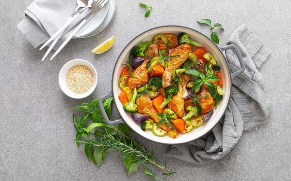 Pilons de poulet rôtis avec légumes