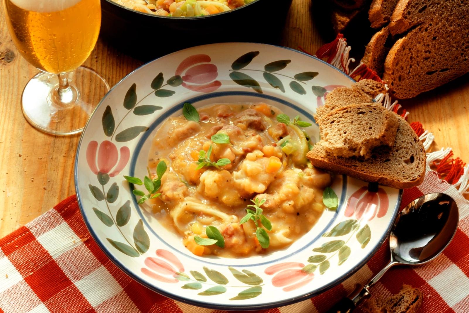 Soupe aux pois et au bacon en dés