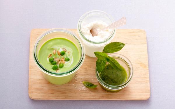 Soupe glacée aux pois avec du fromage blanc et de l'huile de menthe