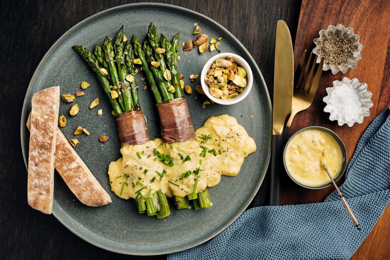 Asperges vertes sauce hollandaise et jambon de Parme