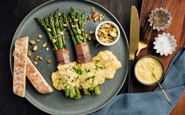 Asperges vertes sauce hollandaise et jambon de Parme