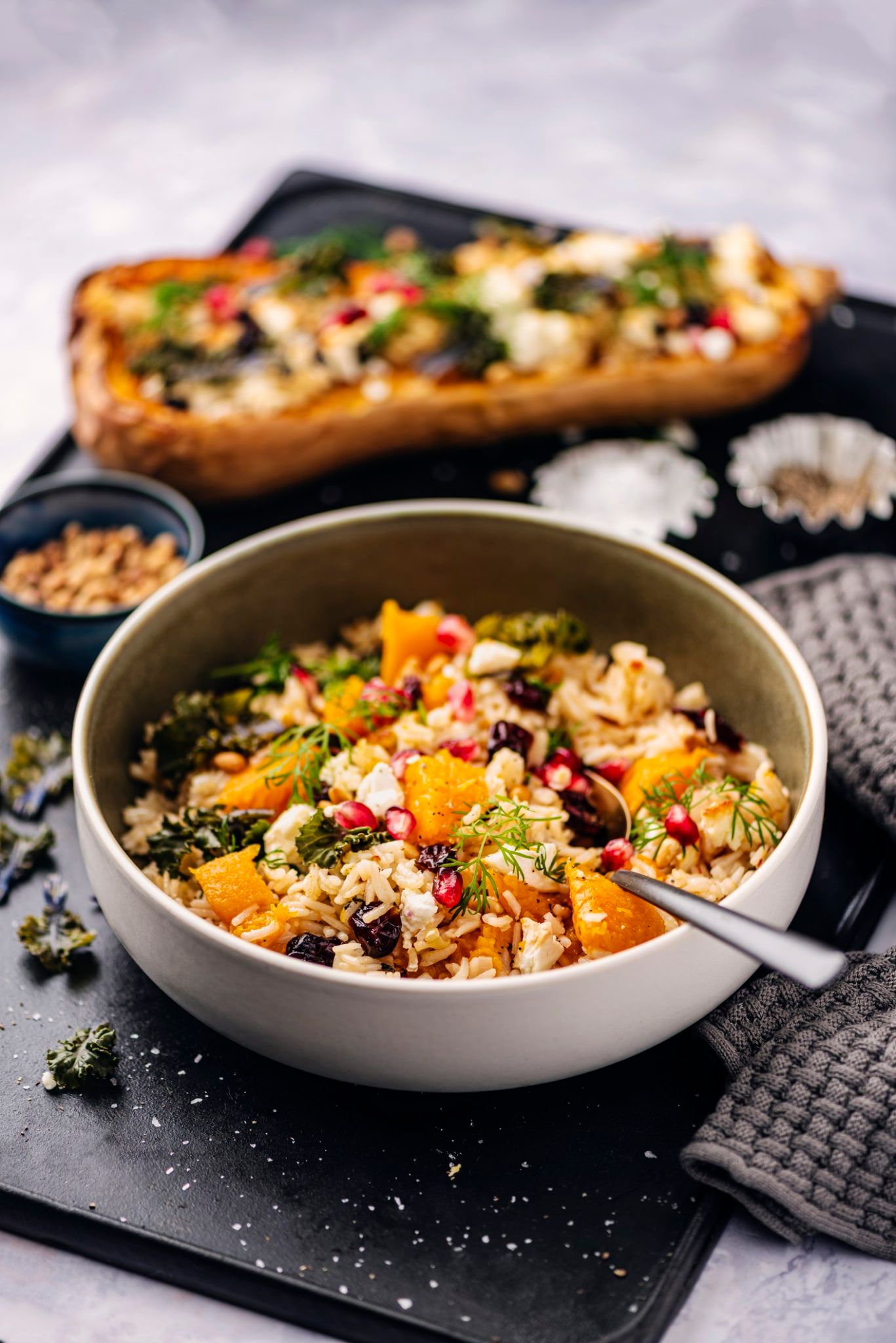 Courge musquée cuite au four avec riz, feta et grenade