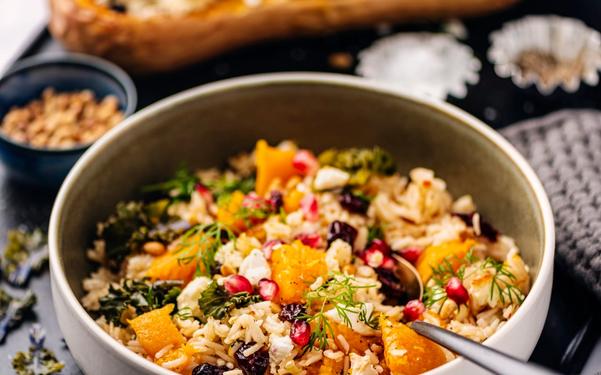 Courge musquée cuite au four avec riz, feta et grenade
