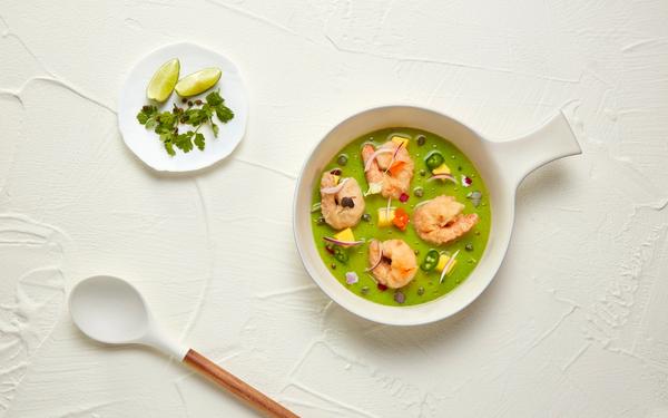 Aguachile de crevettes, coriandre et fleurs de citron vert