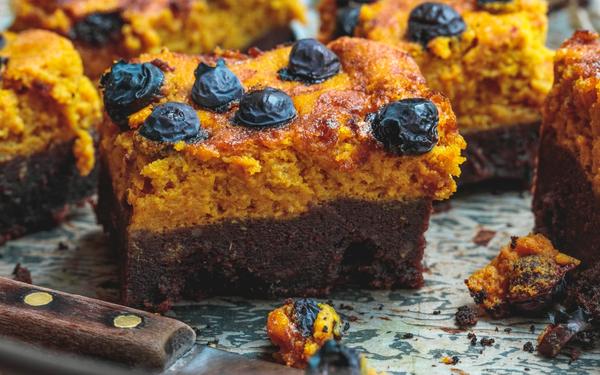 Gâteau au chocolat avec crème batata et myrtille