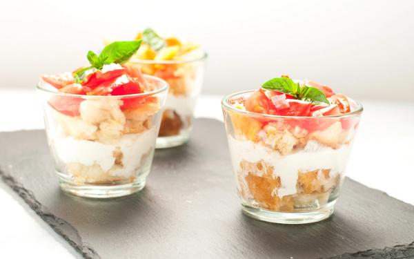 Verrine à la frisella, mozzarella, tomate et basilic