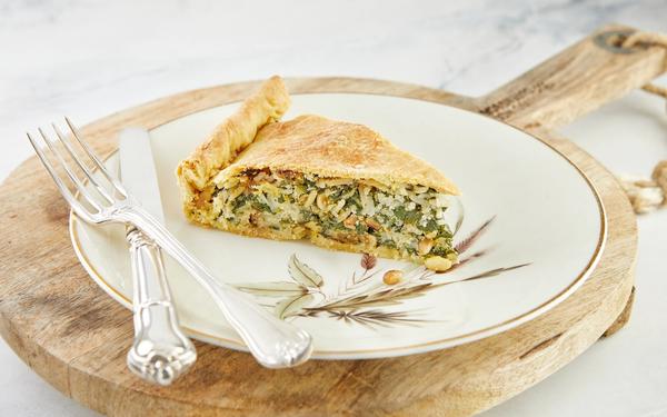 Tarte suisse à la bette à carde, au riz, aux oignons et aux pignons de pin