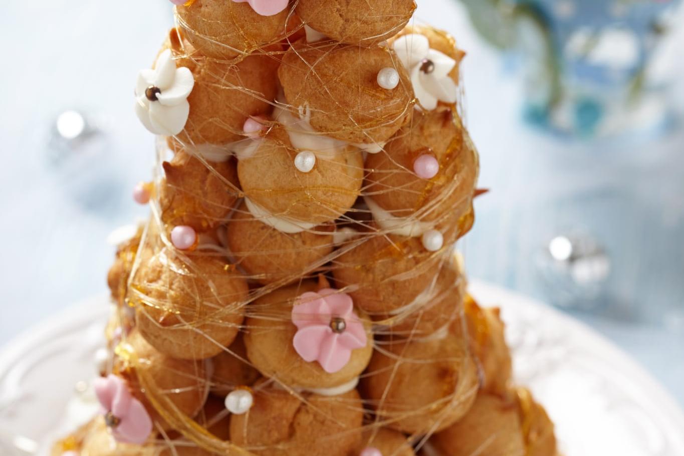 Croque en bouche (pièce montée de choux)
