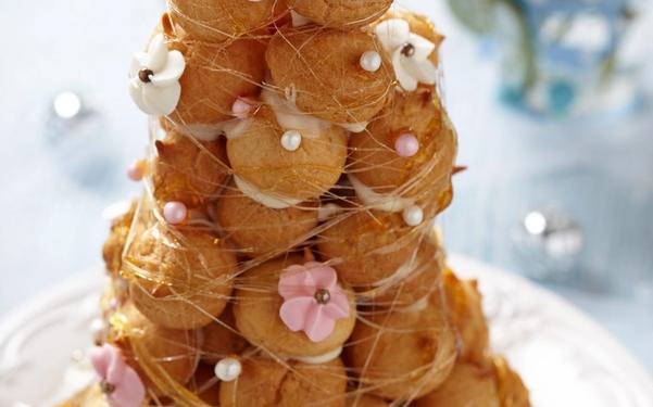 Croque en bouche (pièce montée de choux)
