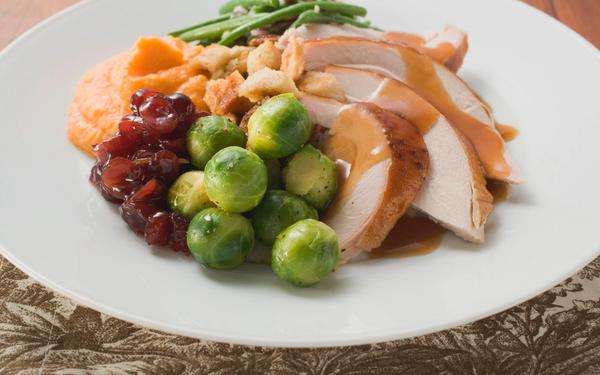 Poitrine de dinde, choux de Bruxelles, canneberges et purée de patates douces