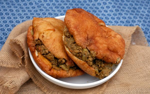 Vetkoek sud africain et hachis de curry