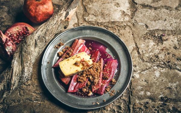 Rhubarbe pochée et crumble croquant sur tomme de jersiaises