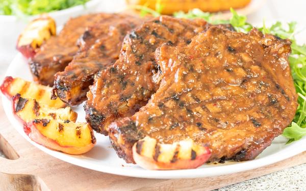 Côtelettes de porc glacées à la cassonade avec sauce barbecue et pêches