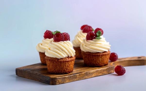Cupcakes à la crème vanillée et aux framboises fraîches