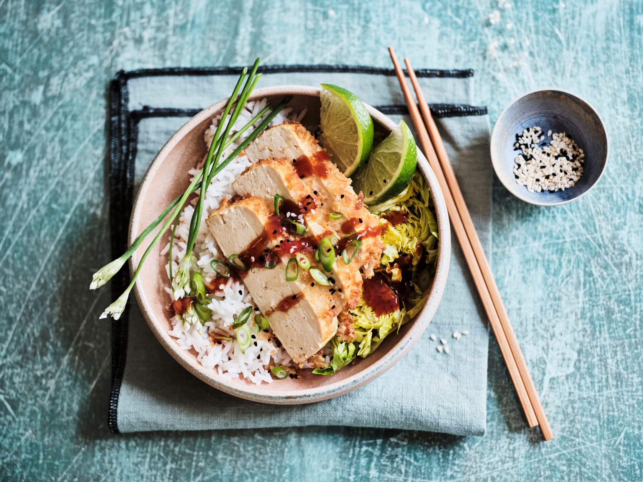 Crispy tofu au citron vert, riz et salade croquante