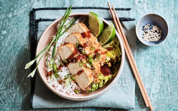 Crispy tofu au citron vert, riz et salade croquante