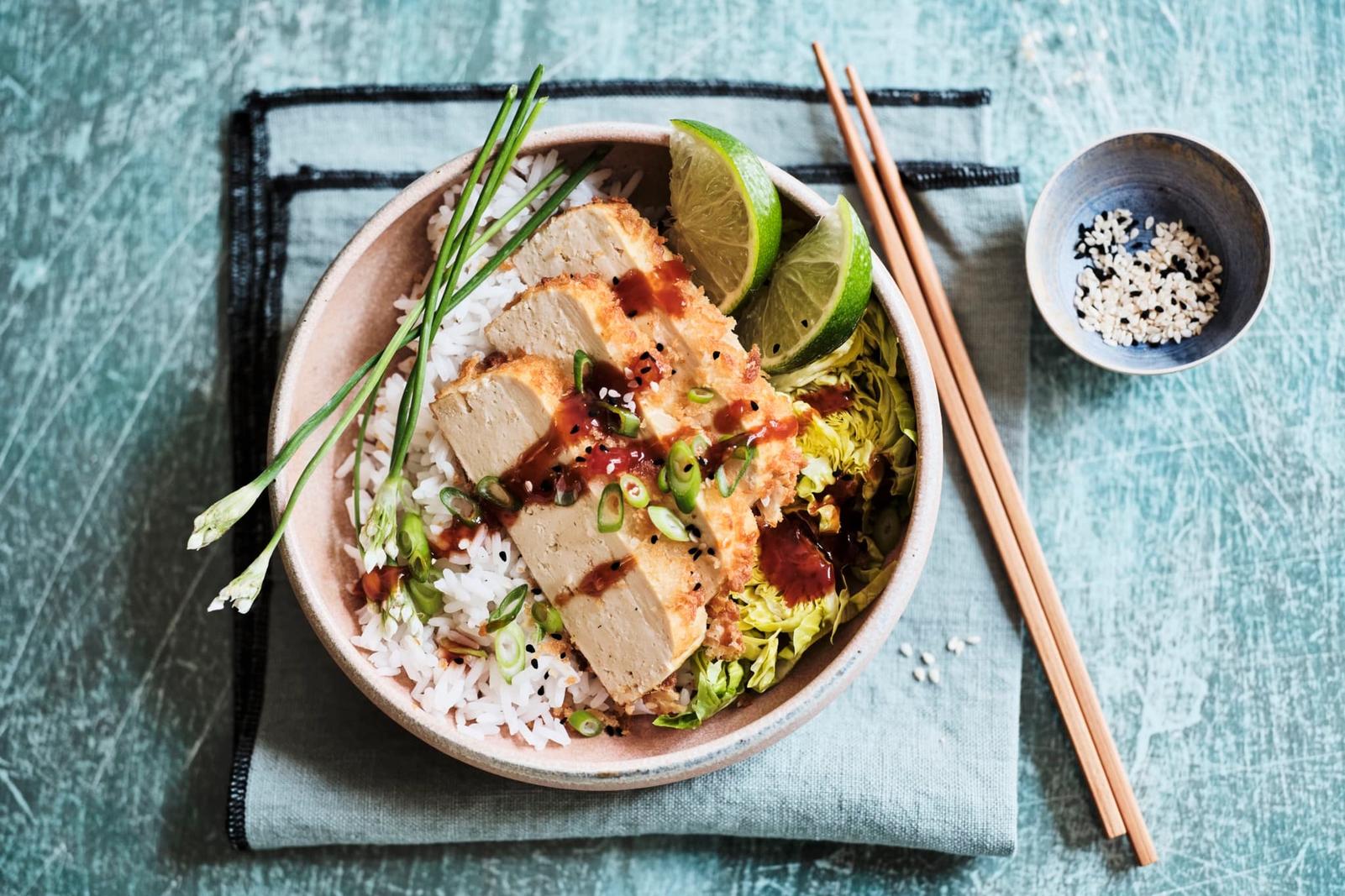 Crispy tofu au citron vert, riz et salade croquante
