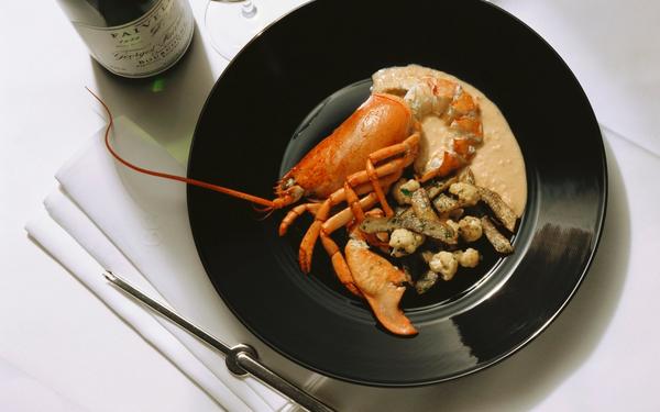 Homard rôti, artichauts et chou-fleur, sauce crémeuse