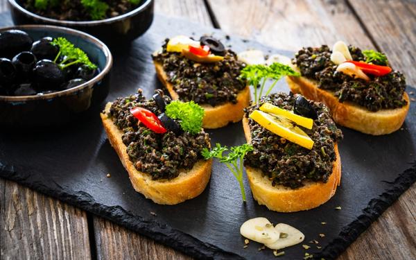 Bruschetta à la tapenade d'olives noires