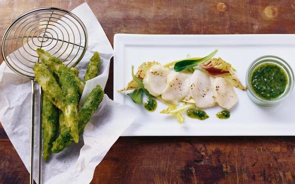 Carpaccio de Saint-Jacques, pesto de coriandre et tempura de légumes